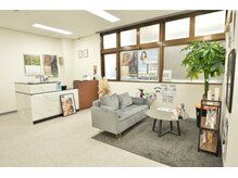 リモア(REMORE)の雰囲気（サロン待合室　広々としてゆったり落ち着く空間が人気）
