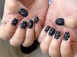 マットブラック×ドットネイル
