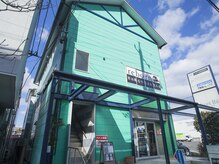 リボーン 岡崎店(reborn)の雰囲気（緑の外観の建物左の階段を登って手前の部屋です！）