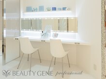 ビューティージーンプロフェッショナル 丸ビル店(BEAUTY GENE professional)の雰囲気（白基調の落ち着いた空間で、お一人お一人丁寧に施術を行います☆）