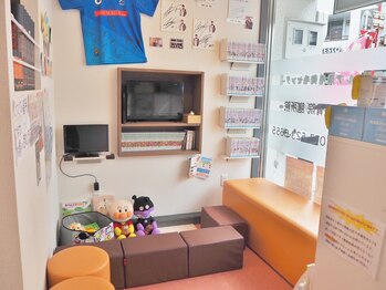 まいれ鍼灸院整骨院 整体院 大津市膳所院/待合スペース