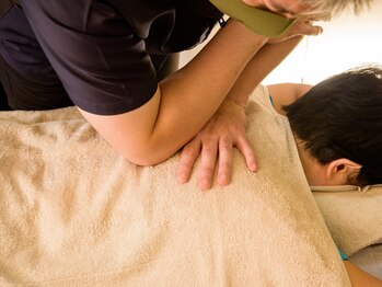 卯屋/上半身の施術の様子