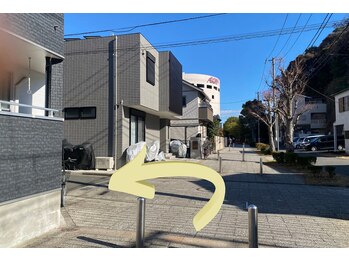 ティーツリーアロマアンドホリスティック(tea tree aroma & holistic)/青いアパートの横を通り