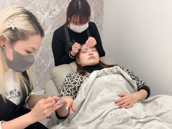 ラズリー(Lazliy)の写真/子育てママ・お仕事で忙しい方にもオススメ！+¥1650でネイルとまつ毛の同時施術が可能☆