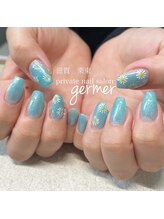 ジェルメ(germer)/爽やかなカラーでデイジーネイル