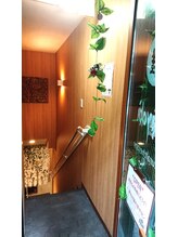 ミヤビ ナチュラル セラピー 鶴見店(MiYaBi Natural Therapy)/階段を降りると．．．！
