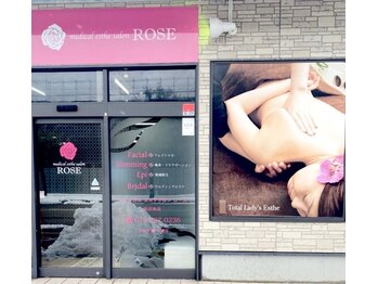 メディカルエステサロン ローズ 金沢本店(ROSE)/入口(向かって右女性、左男性)