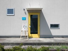 ラシー(la she)の雰囲気（お店の入口は、コスモス通りに面する黄色い扉です。）