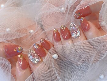 大粒ビジュー×ヌーディーピンク