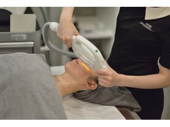 アム バイ オーキッド 代々木公園(UM by ORCHID)の写真/【シミケア専用の光照射】シミケア専用の光でターンオーバーを促進♪シミ/くすみ改善で若々しいお肌に導く