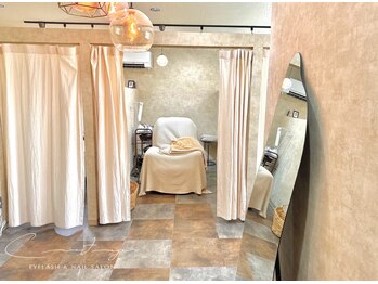 クレセント 大橋店(Crescent)の写真/完全個室のプライベート空間で、周りを気にせず施術が受けられる♪ネイル×アイの同時施術も可能◎