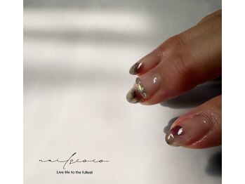 ネイルズ ココ(nails COCO)の写真/白を基調とした落ち着いた空間でリラックスしながら★自爪に優しい施術で、大人の魅力的な指先を演出♪