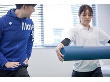 どこの運動か、どのように体を使うのか説明しながら行います。