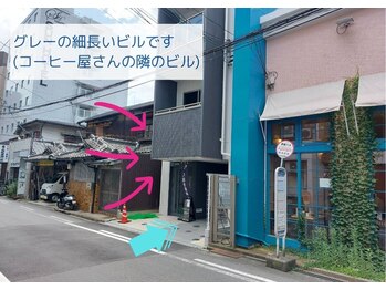 ビューティーアイラッシュ 阪急高槻店/グレーの細長いビルです♪