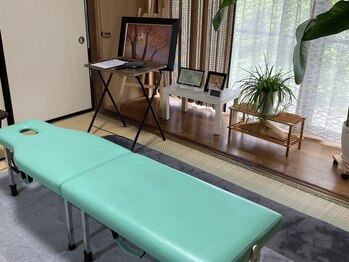 ヘルスハウス優良/施術室（和風＋観葉植物＋絵画）