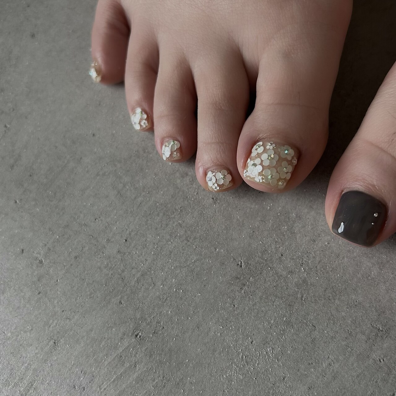 2025年-2026年冬トレンド】ホワイト フラワー フットのネイルデザイン