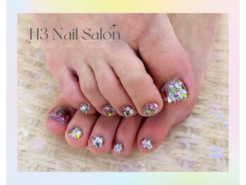 エイチスリー(H3)/目立つラメフットネイル