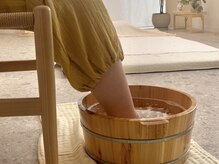 タイ古式マッサージ　星と月。の雰囲気（まずは足湯から。今の身体の状態を伺いながら、足をマッサージ。）