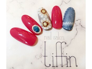 ネイルサロン ティフィン(tiffin)/マット素材のフラワーネイル