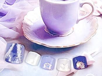 上品で華やかなパープルネイル