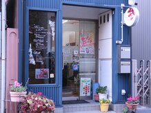 お店の外観＊こちらの階段を上がって、３階でお待ちしてます♪