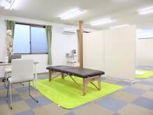 心整体 羽曳野院の雰囲気（半個室、広々とした明るい空間でゆったりと施術を受けられます。）
