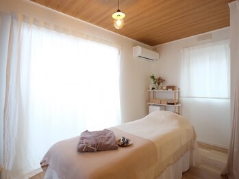 ココトネ(cocotone)の写真/【女性専用♪】木のぬくもりと白を基調とした清潔感のある完全個室空間でお悩みの根本改善に努めます。