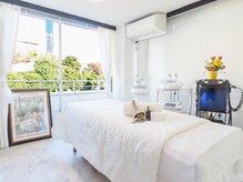 ふらっとエステの雰囲気（プライベートな個室サロンでリラックスして施術を受けられます。）