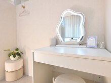 韓国肌管理室ハナ(hana)の雰囲気（お部屋にドレッサーも完備しております♪）