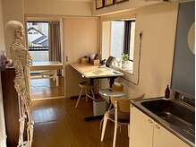 シンプル ライフアンドコンディショニング(Shinple Life&Coditioning)の雰囲気（内観/ゆったりとしたカウンセリングスペースとなっています）