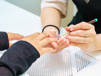 トリプルエイチ 天文館(HHH for nail)の写真/《天文館に上陸☆》歴15年×ラシェードジェルで健やかで上品な指先に♪美容液オフで削り&アセトンも不要◎