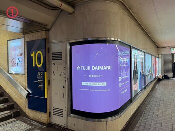 プラチナムドール 四条河原町店(PLATINUMDOLL)/河原町駅10番出口階段を上ります