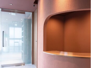 ミネラルスパ バイ アラシノユ(mineral spa by arashi no yu)/カウンターで受付