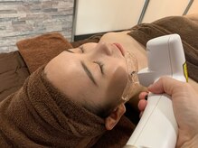 ビューティーラボーン/光フェイシャル施術中