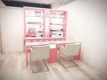 ネイルモア 津田沼店(NAIL moA)の雰囲気（白とピンクを基調とした清潔感のあふれる店内での施術）