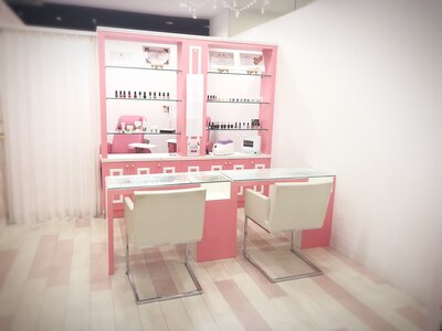 白とピンクを基調とした清潔感のあふれる店内での施術