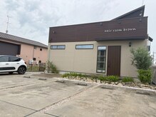 アマナ(amana)の雰囲気(店舗前駐車場3台あり!入口はヘアサロン扉からお入りください。)