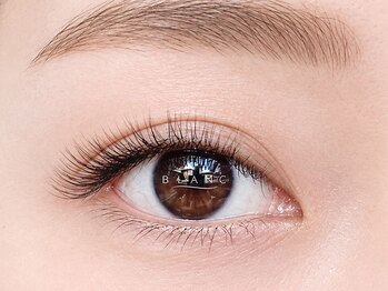 アイラッシュサロン ブラン 名古屋パルコ店(Eyelash Salon Blanc)の写真/【大人女性にもおすすめ♪】隙間を埋め程よいボリューム感が魅力♪負担が少ないふわふわボリュームラッシュ