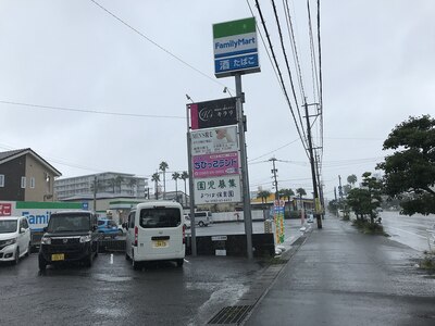 看板下が駐車場になります。