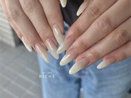 白グラデーションネイル