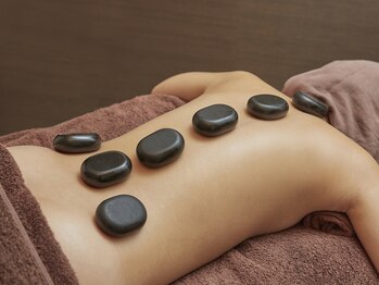 リラクゼーションサロン 采香/温めながら施術します