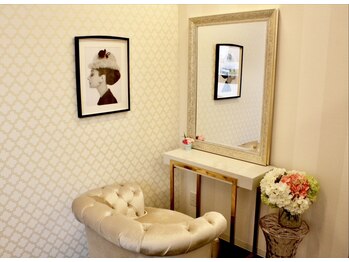 ファイブ ビューティー クリニック(Five Beauty Clinic)の写真/【完全個室で安心した技術を、施術中はリラックスしておやすみいただけます】上下施術/マツエク/完全個室