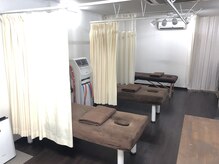 オリーブ鍼灸整骨院の雰囲気（店内です。施術台は低反発のクッションを使用しています。）