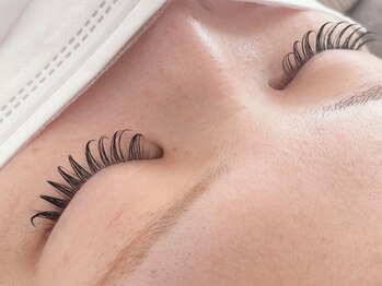 パールビューティーラッシュアンドネイル(Pearl Beauty Lash nail)の写真/最新技法で人気の束感も持ち良く仕上げ◎熟練スタッフによるLEDマツエクは生えくせ毛も綺麗におさめます★