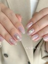 煌めきを添えたシェルネイル
