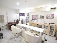 センスネイル(Sense nail)の雰囲気（美容室の一角の白を基調とした店内♪）