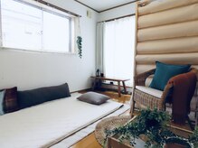 タイスパ メグリアイ(ThaiSpa meguriai)の雰囲気（木と緑と白で揃えた落ちつく雰囲気の店内です。）