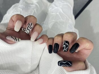 クレモアネイル 浦和店(CLEMORE NAIL)/モノトーンうねうねネイル