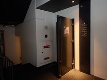 愛メディカ/エレベーターを降りて右へ