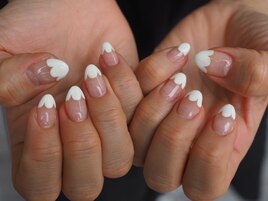 大人かわいい変形フレンチネイル